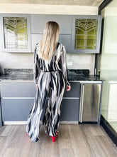 Load image into Gallery viewer, BLACK GEOMETRIC BLOUSE
