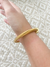 Cargar imagen en el visor de la galería, GOLD CABLE BANGLE
