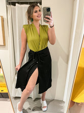 Cargar imagen en el visor de la galería, BLACK SATIN CINCHED MIDI SKIRT
