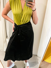 Cargar imagen en el visor de la galería, BLACK SATIN CINCHED MIDI SKIRT
