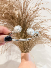 Load image into Gallery viewer, SILVER METAL PEAR BRACELET
