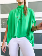 Cargar imagen en el visor de la galería, SOLID MOCK NECK CAFTAN BLOUSE
