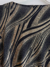Cargar imagen en el visor de la galería, BLACK &amp; GOLD CROP TOP
