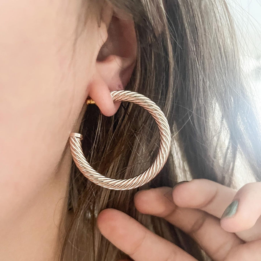 METAL TWISTED OPEN HOOPS