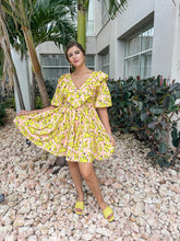 Cargar imagen en el visor de la galería, PEACHY PINK PRINT RUFFLE DRESS
