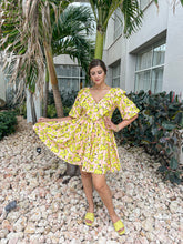 Cargar imagen en el visor de la galería, PEACHY PINK PRINT RUFFLE DRESS

