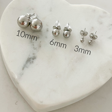 Cargar imagen en el visor de la galería, SILVER BALL STUD EARRINGS

