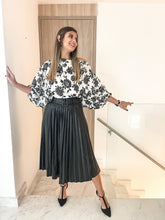 Load image into Gallery viewer, BLACK LEATHER PLEATED SKIRT
